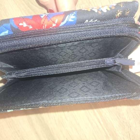 Vera Bradley 3 In 1 RFID Crossbody - Winter Forest PATTERN - Picture 5 of 5